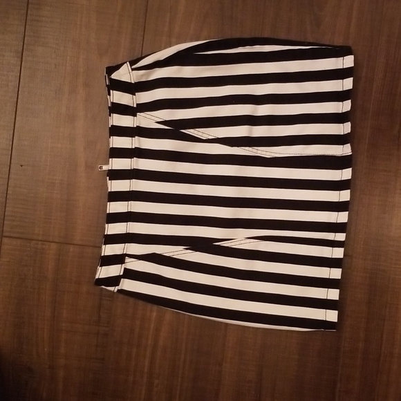 H & M Divided black and white striped mini skirt - Picture 3 of 5